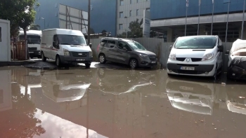 İstanbul’Daki Etkili Yağış Esnafı Da Vurdu
