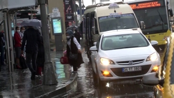 İstanbul Trafiğinde Sağanak Yağmur Yoğunluğu
