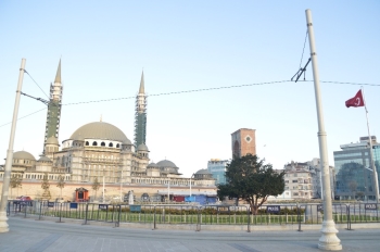 İstanbul’Un Meydanları Boş Kaldı
