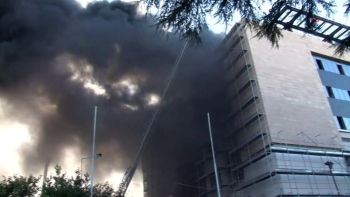 İstanbul Üniversitesi Çapa Tıp Fakültesi Hastanesi İnşaatında Yangın Çıktı. Olay Yerine İtfaiye Ekipleri Sevk Edildi.
