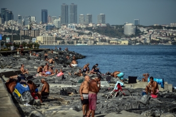 İstanbullular Serinlemek İçin Denize Girdi
