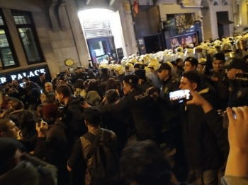 İstiklal Caddesi’Nde İzinsiz Yürümek İsteyen Kadınlara Müdahale
