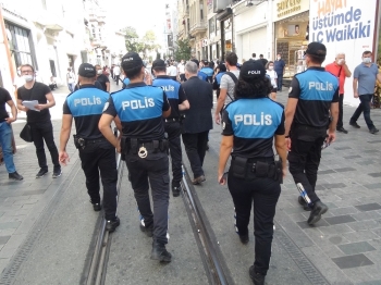 İstiklal Caddesi’Nde Polis Ekiplerinden Maske Uyarısı
