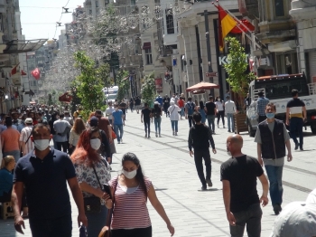 İstiklal Caddesi’Nde Seyyar Satıcıdan Gazeteciye İlginç Tepki: “Senin Yüzünden Müşteri Gelmiyor”
