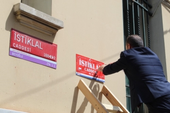 İstiklal Caddesi’Ne ’101’İnci Yıl Dönümü’ Tabelası Asıldı
