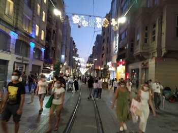 İstiklal Caddesi Ve Taksim Meydanı’Nda Korona Virüs Tedbirleri Unutuldu
