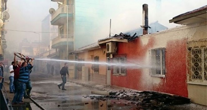 İtfaiye eri üzerindeyken yanan evin çatısı çöktü!