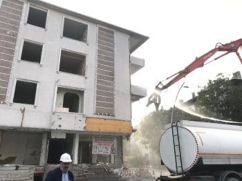 İzmir Depreminin Ardından Büyükçekmece’De Hasarlı Binaların Yıkımına Devam Edildi
