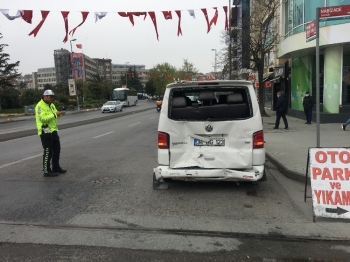 Kadıköy’De İett Otobüsü Minibüse Çarptı: 1 Yaralı
