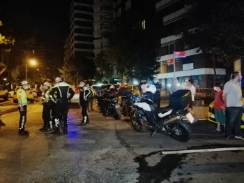 Kadıköy’De Motosikletli Trafik Polisiyle Bir Başka Motosiklet Sürücüsü Çarpıştı
