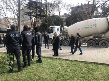 Kadıköy’De Yolun Karşısına Geçen Yaşlı Adam Beton Mikserinin Altında Kaldı
