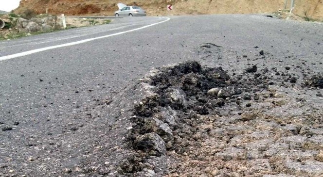 Kahta  Sincik  Yolunda  Çökme  ve  Tümsek  Meydana  Geldi