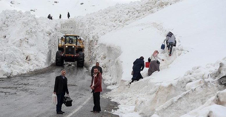 Karayoluna düşen çığ araçları mahsur bıraktı