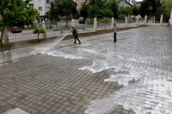 Kartal Belediyesi Salgın Sonrası Kılınacak İlk Cuma Namazı İçin Cami Avlularını Yıkadı
