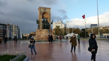 Kısa Süreli Yağmurun Ardından Çıkan Gökkuşağı Görenleri Mest Etti
