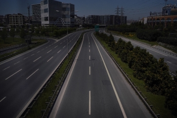 Kısıtlama Günlerinde İstanbul’Un Boş Meydanlarını Fotoğraflıyor
