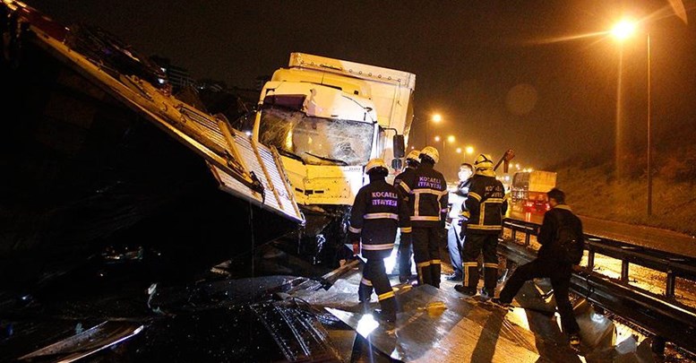 Kocaeli'de zincirleme trafik kazası: 5 yaralı