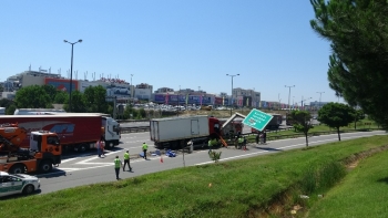 Kontrolden Çıkan Kamyon Bariyere Çarpıp Trafik Levhasını Devirdi
