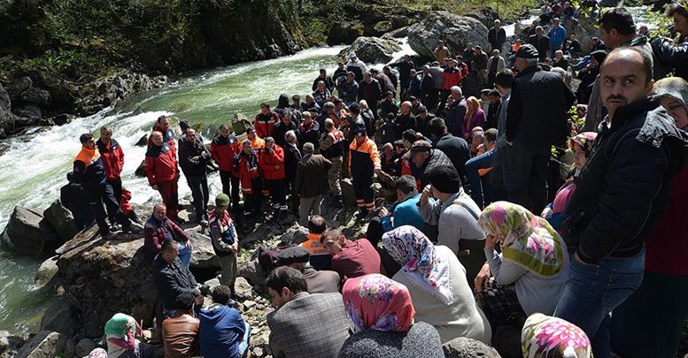 Köprüden ırmağa düşen kadının cesedi 1 km uzaklıkta bulundu