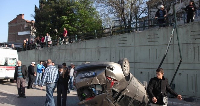 Korkuluklara çarpan otomobil köprüden uçtu: 2 yaralı