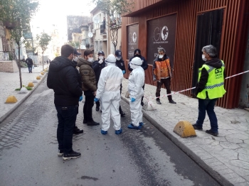 Korona Virüs Şüphesi Bulunan Şahıs Kaçmaya Çalıştı, Polis Ekipleri İnşaata Kilitledi
