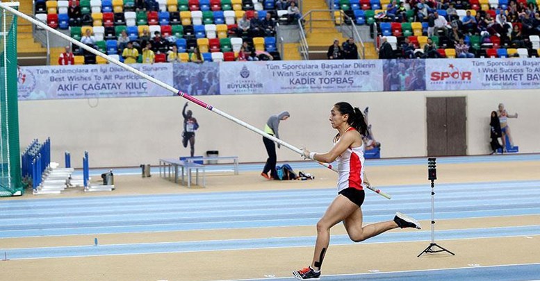 Koşamayınca atladı, rekorları kırdı