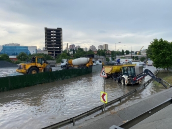 Küçükçekmece’De Cadde Göle Döndü
