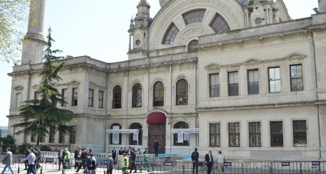 Liderlerin namaz kılacağı camide yoğun güvenlik önlemi