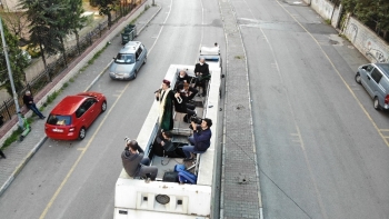 Maltepe’De Seyyar Meddah Ve Musiki Gösterisini İzlemek İçin Balkonlara Ve Pencerelere Koştular
