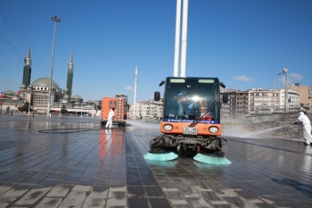 Meydan Ve Sokaklar Mesai Başlangıcına Hazır Hale Getirildi
