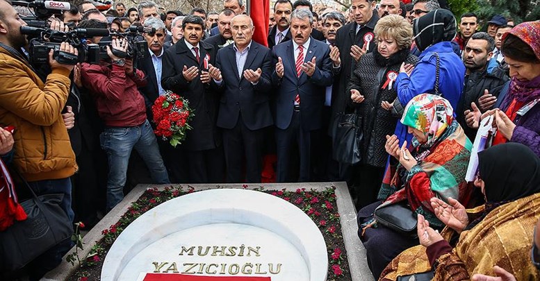 Muhsin Yazıcıoğlu kabri başında dualarla anıldı