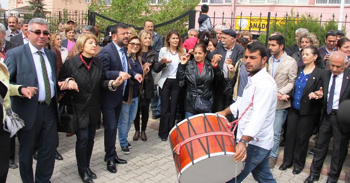 O müdür yardımcısını halayla protesto ettiler