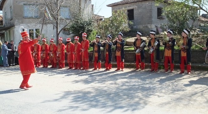 Öğrencilerden  Oluşan  Mehter  Takımı  Köyde  Konser  Verdi