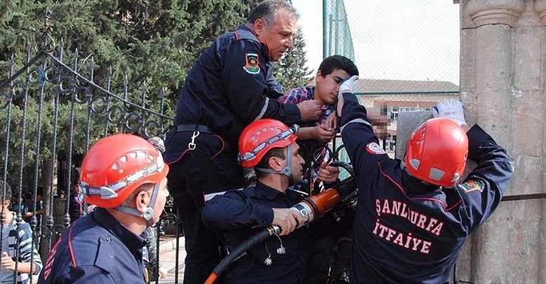 Okul duvarından atlamak isterken koluna demir saplandı