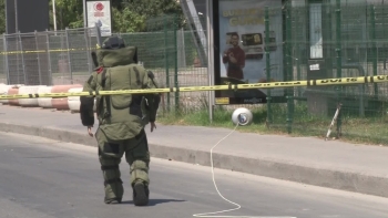 Otobüs Durağındaki Tüp Polisi Alarma Geçirdi
