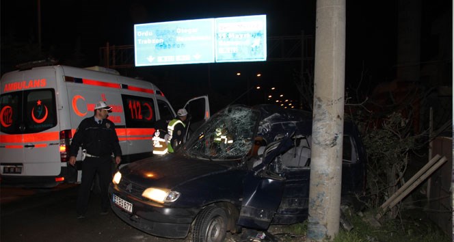 Otomobil beton direğe çarptı: 1 ölü, 1 yaralı