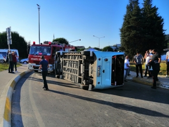 Otomobil Dolmuşa Çarptı: 4 Yaralı
