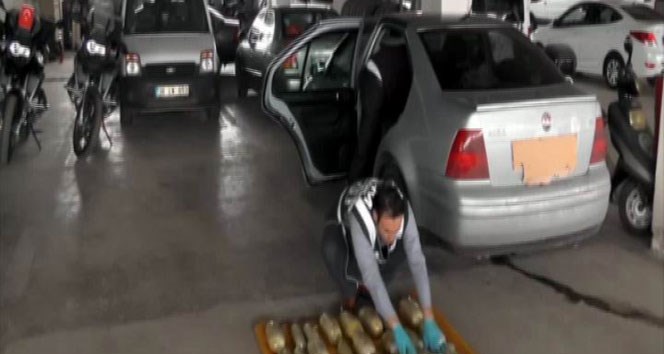 Otomobilin yakıt deposunda 12 kilo esrar ele geçirildi