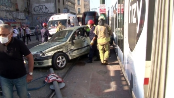 Otomobille Tramvay Çarpıştı: 1 Yaralı
