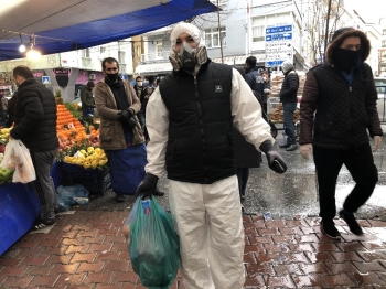 Özel Tulumu Ve Maskesiyle Pazara Geldi, Hem Şaşırttı Hem Gülümsetti
