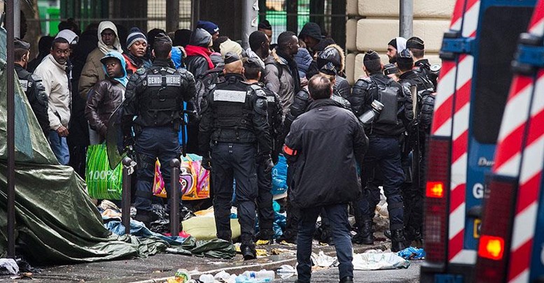 Paris'te köprü altındaki sığınmacılar tahliye edildi