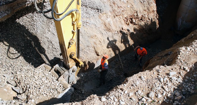 Patlayan kanalizasyon şebekesi yol kapattırdı