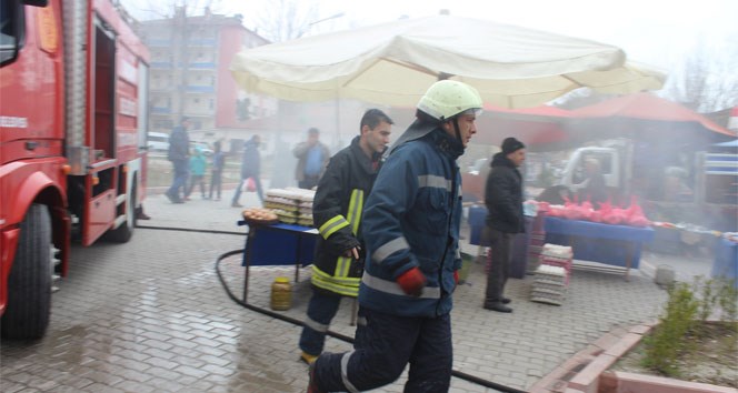 Pazar yerinde alev alan tüp paniğe neden oldu