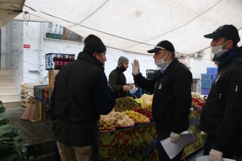 Pazarda 3 Metre Kuralını İhlal Ettiler: 784 Tl Para Cezası Kesildi
