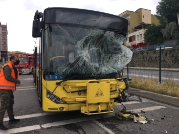 Pendik’Te İett Otobüsü Sulama Aracına Çarptı
