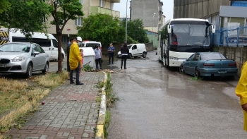 Pendik’Te Yoğun Yağış Nedeniyle Yolu Sel Götürdü, Suda Sürüklenen Araç Kazaya Neden Oldu
