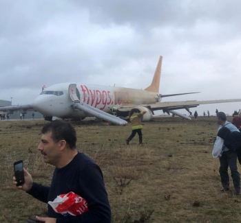 Pistten Çıkan Uçaktan Şişme Yastık Ve Kaydırakla  Böyle Kurtuldular
