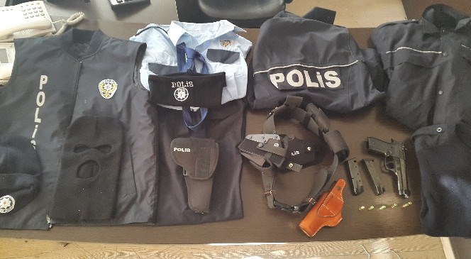 Polis  Kıyafetiyle  Dolandırıcılık  Yapan  1  Kişi  Yakalandı