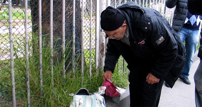 Polise aldırmayıp çantasını açtı: 'Bakın bomba yok'