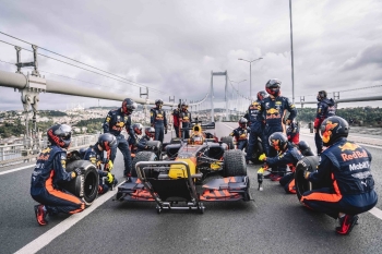 Red Bull Pit Stop Challenge’Da En Hızlı Pit’İ Yaptılar, Albon Ve Verstappen İle Buluştular
